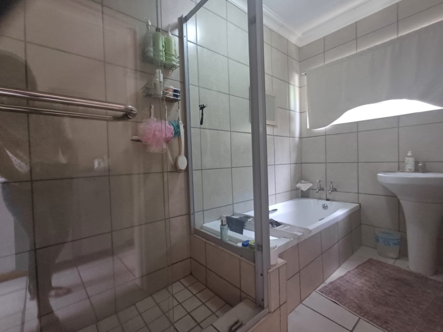 5 Bedroom Property for Sale in Wilkoppies North West